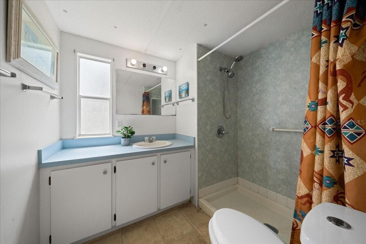 Guest Bathroom - 1314 TEAKWOOD LN, LADY LAKE