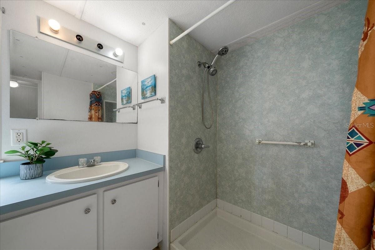 Walk-in Shower - 1314 TEAKWOOD LN, LADY LAKE