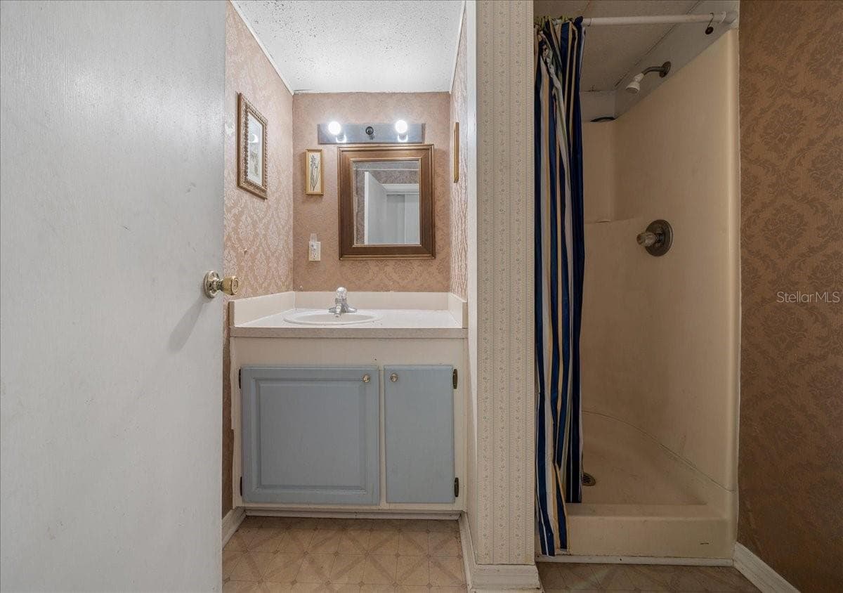 Primary Bathroom - 1314 TEAKWOOD LN, LADY LAKE