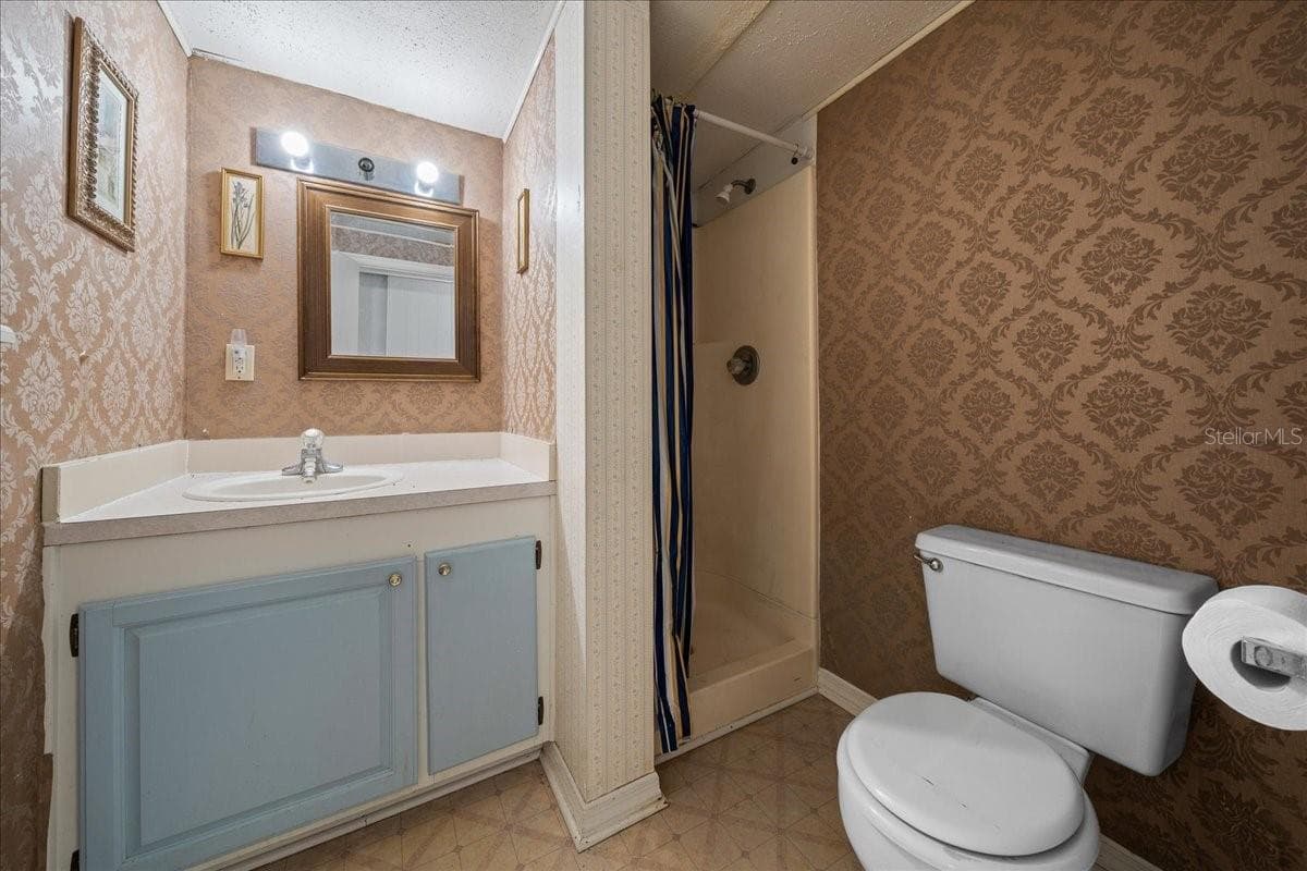 Walk-in Shower - 1314 TEAKWOOD LN, LADY LAKE
