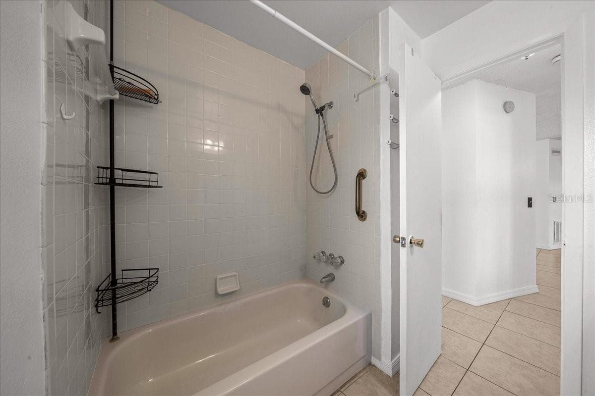 Tub/ Shower Combo - 14993 SW 38TH CIR, OCALA