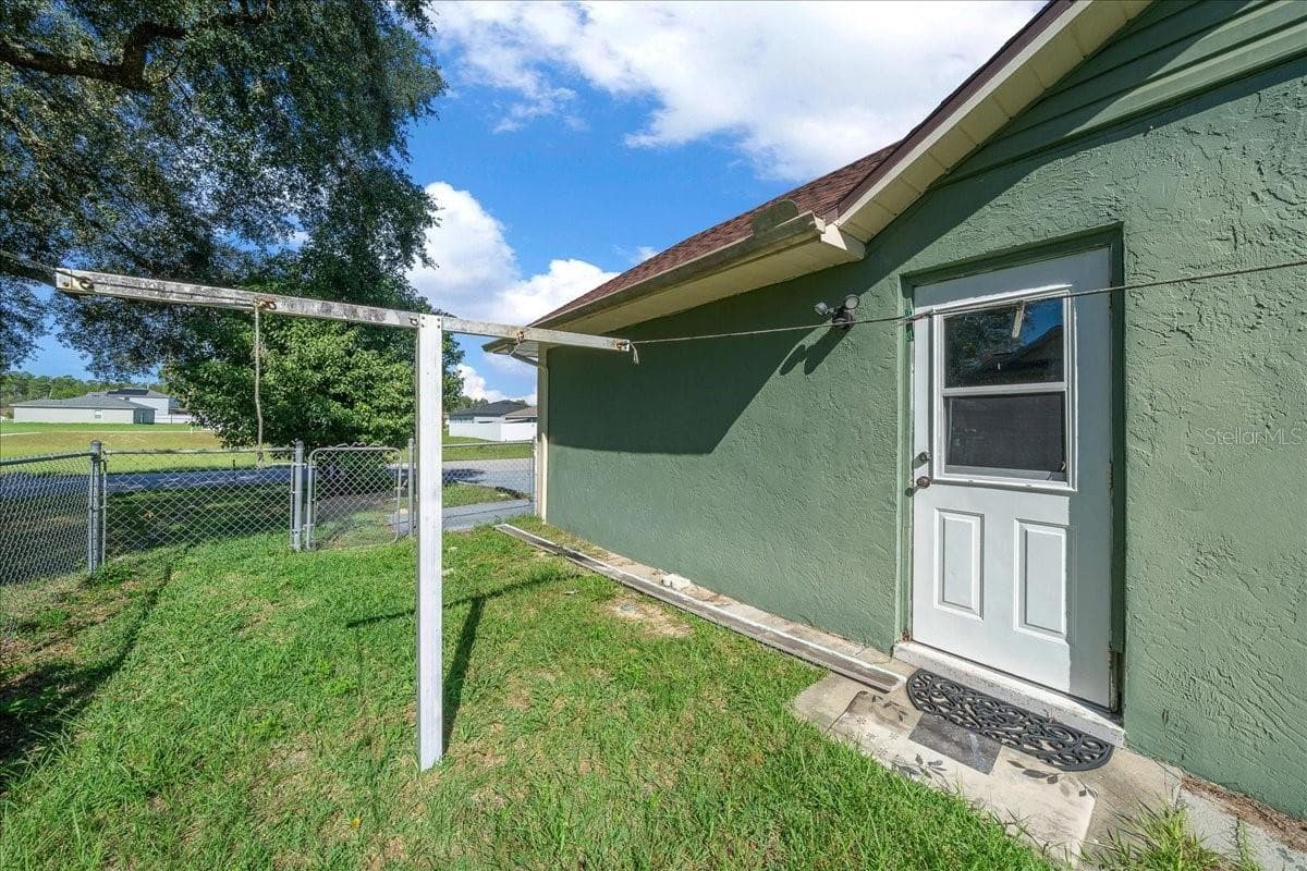Side Yard - 14993 SW 38TH CIR, OCALA