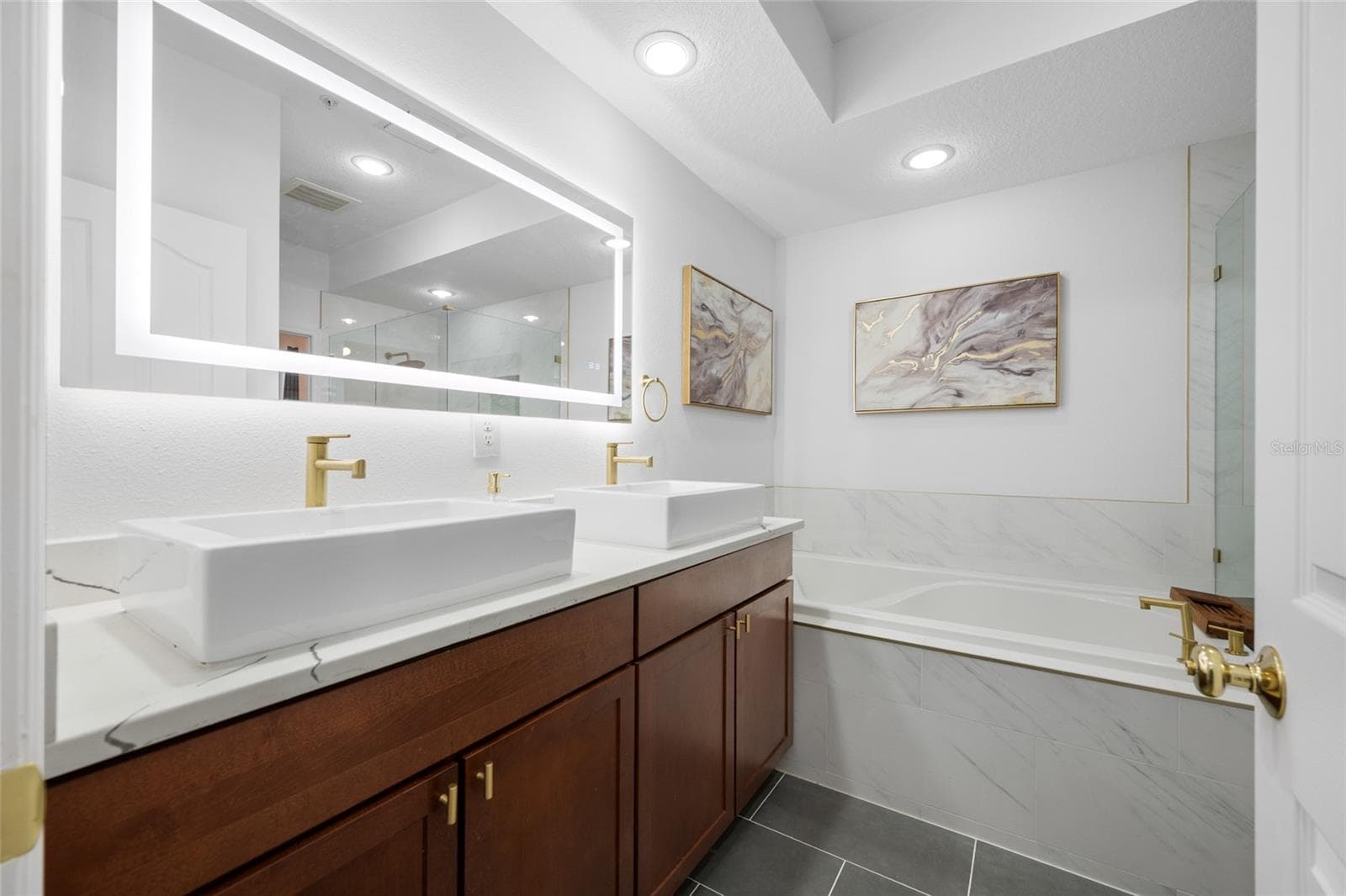 Master bath dual sinks, garden tub - 642 WELLS CT #402, CLEARWATER