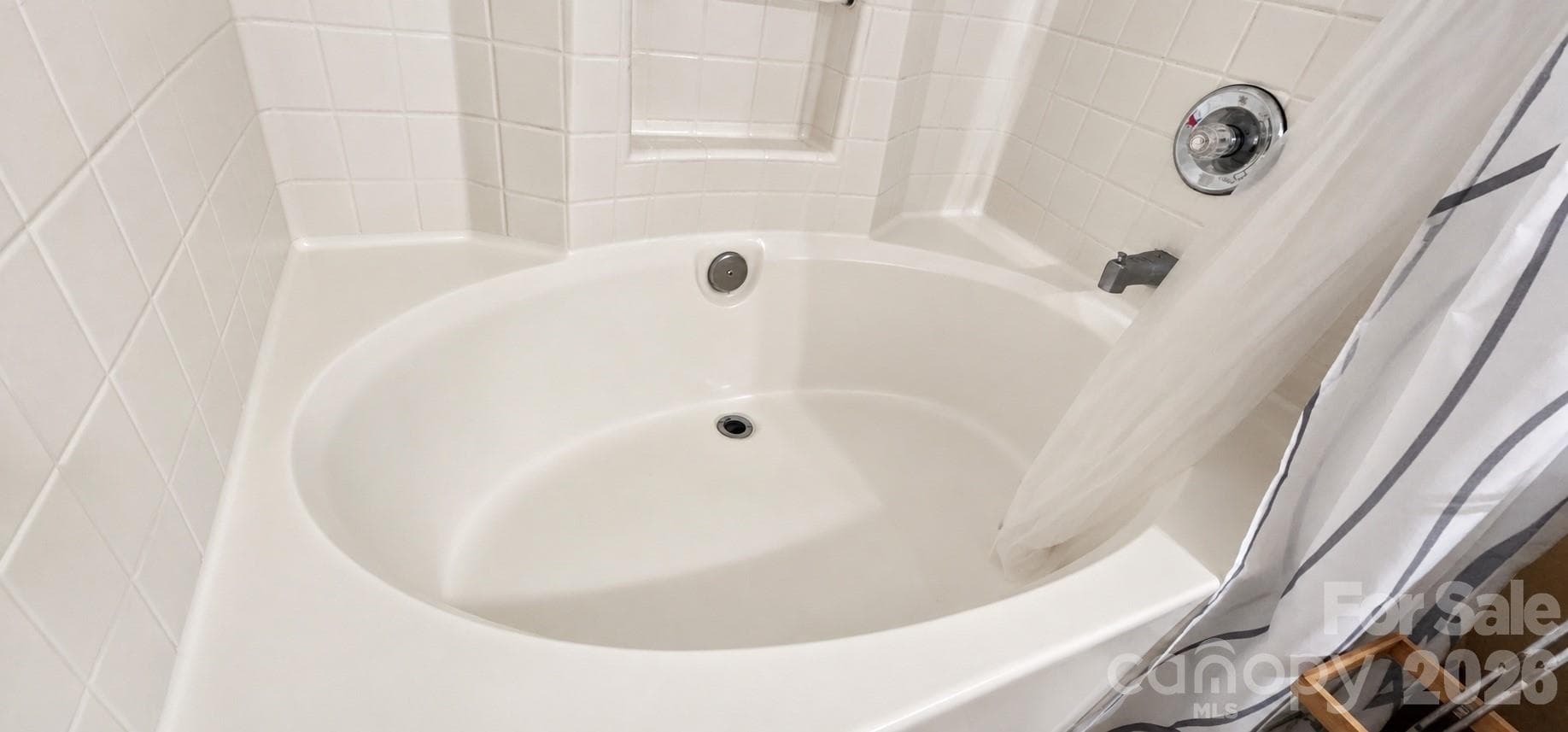 Garden Tub in Primary bathroom - 6552 Quarterbridge Lane, Charlotte