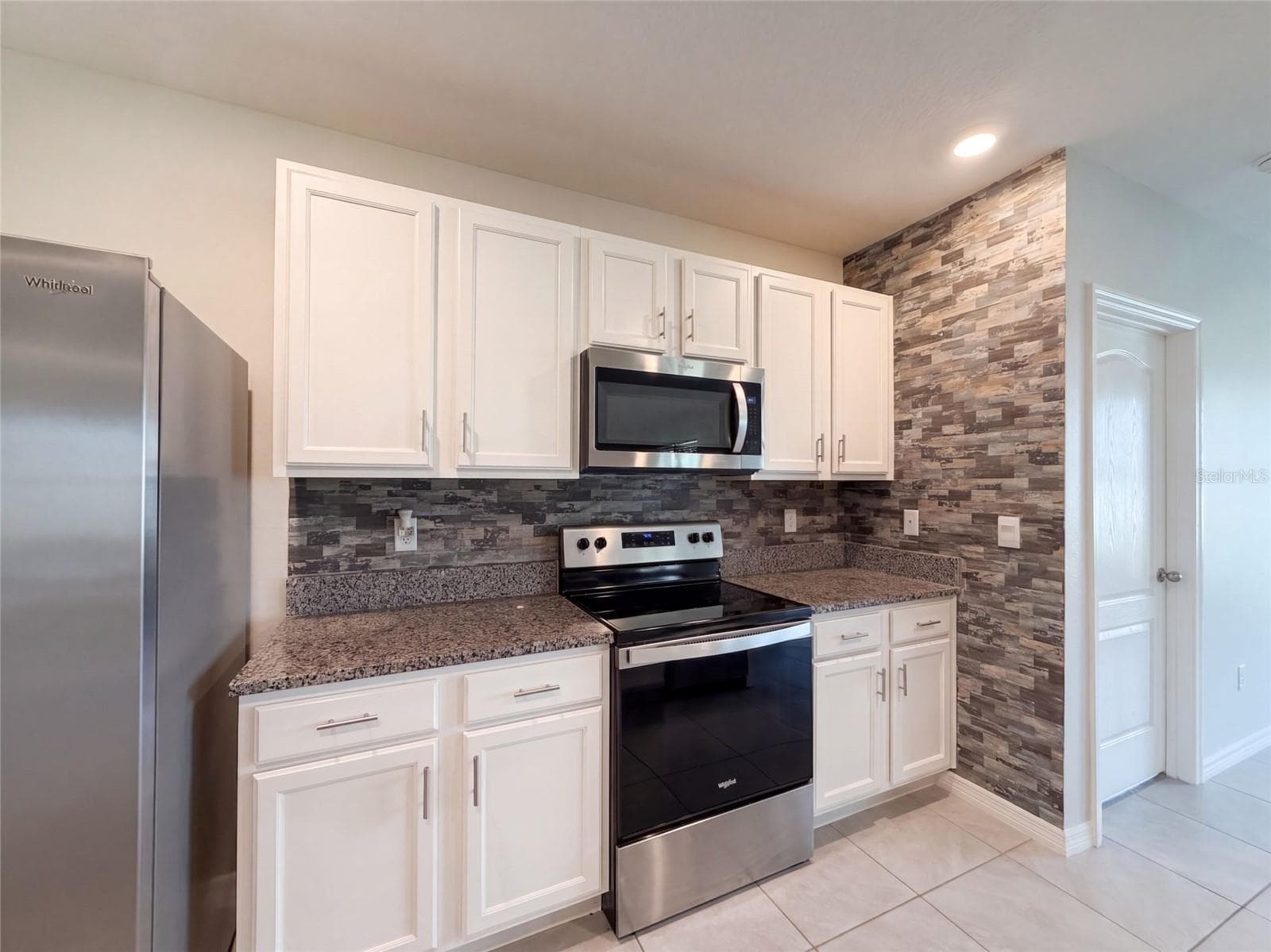 Single Family Residence at 2112 ELIO RIDGE DR, ZELLWOOD, photo 7 of 24