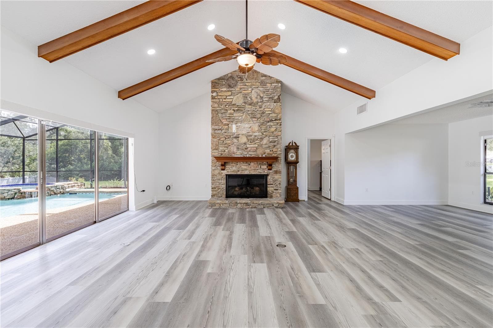 Vaulted ceilings with gas burning fireplace - 33816 SPRING DR, LEESBURG