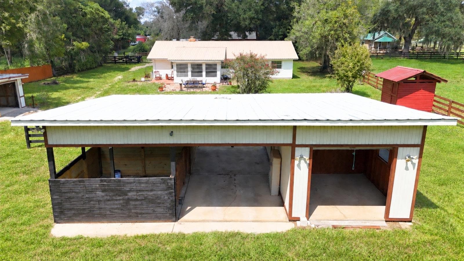 Stalls & Tack - 1480 NE 97 ST, ANTHONY