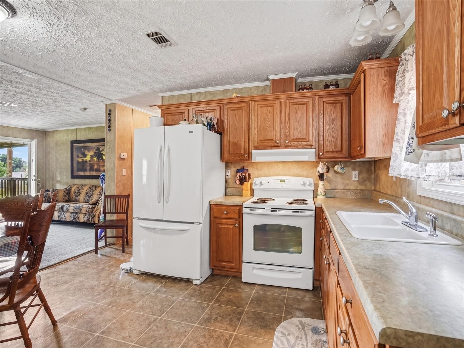 Manufactured Home at 11121 LITHIA PINECREST RD, LITHIA, photo 6 of 18