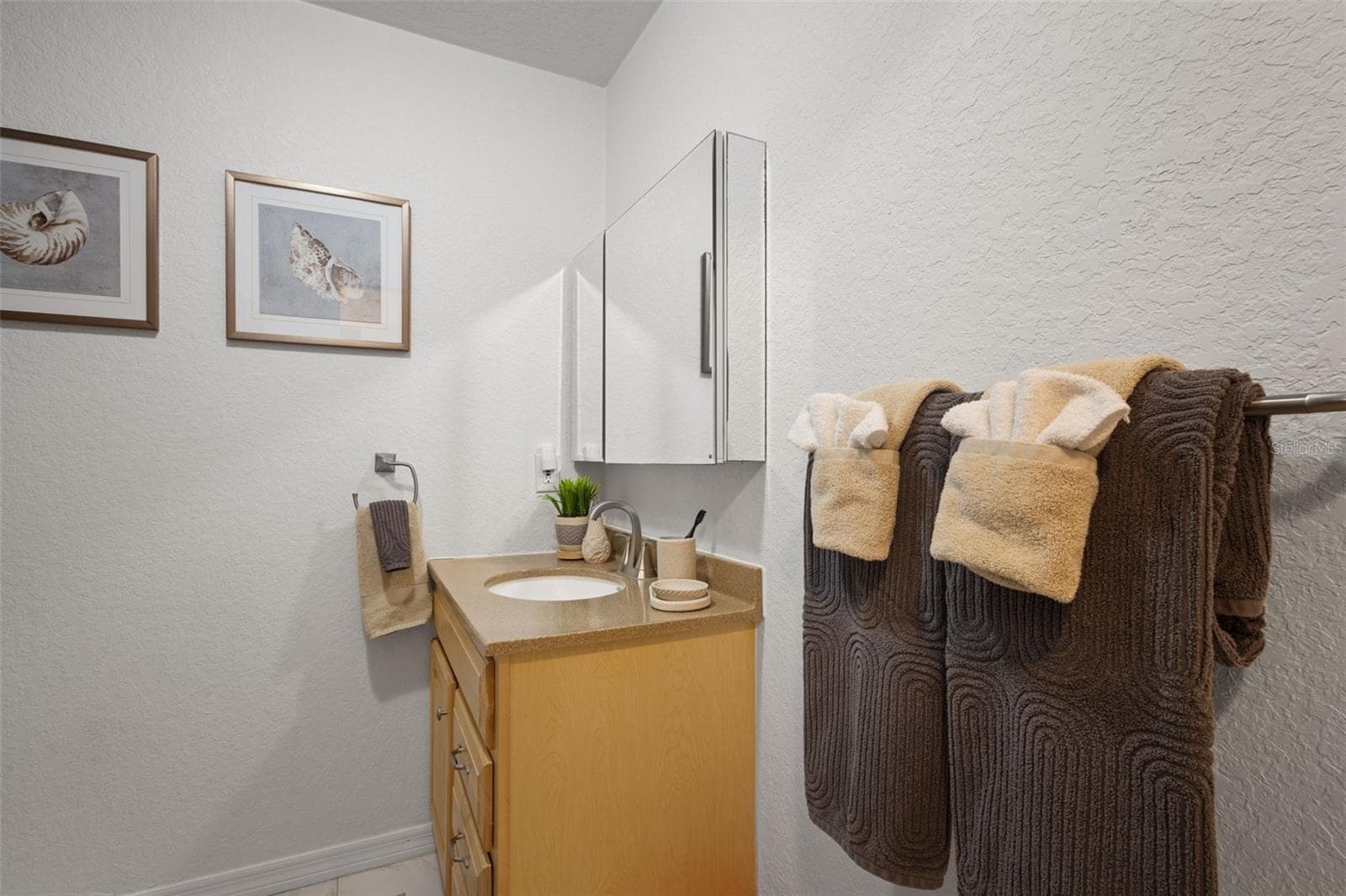 Primary bathroom - 15645 NW 46TH LN, CHIEFLAND