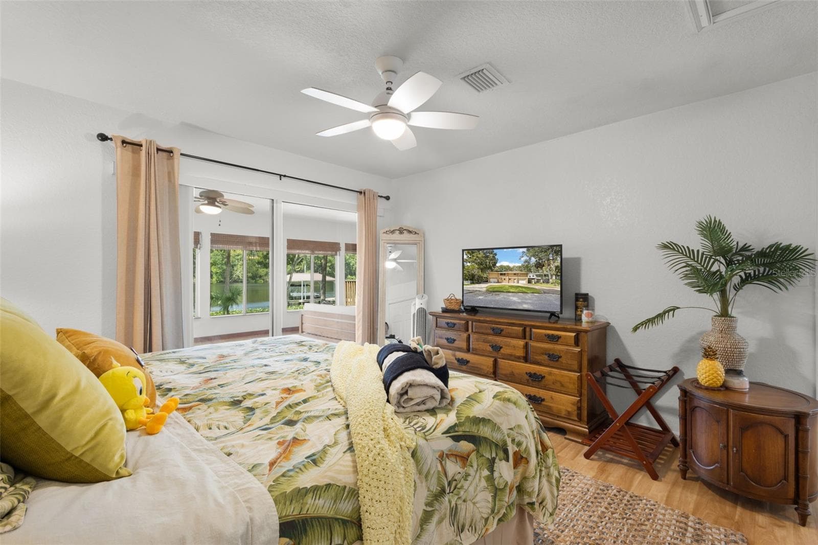 Primary bedroom - 15645 NW 46TH LN, CHIEFLAND
