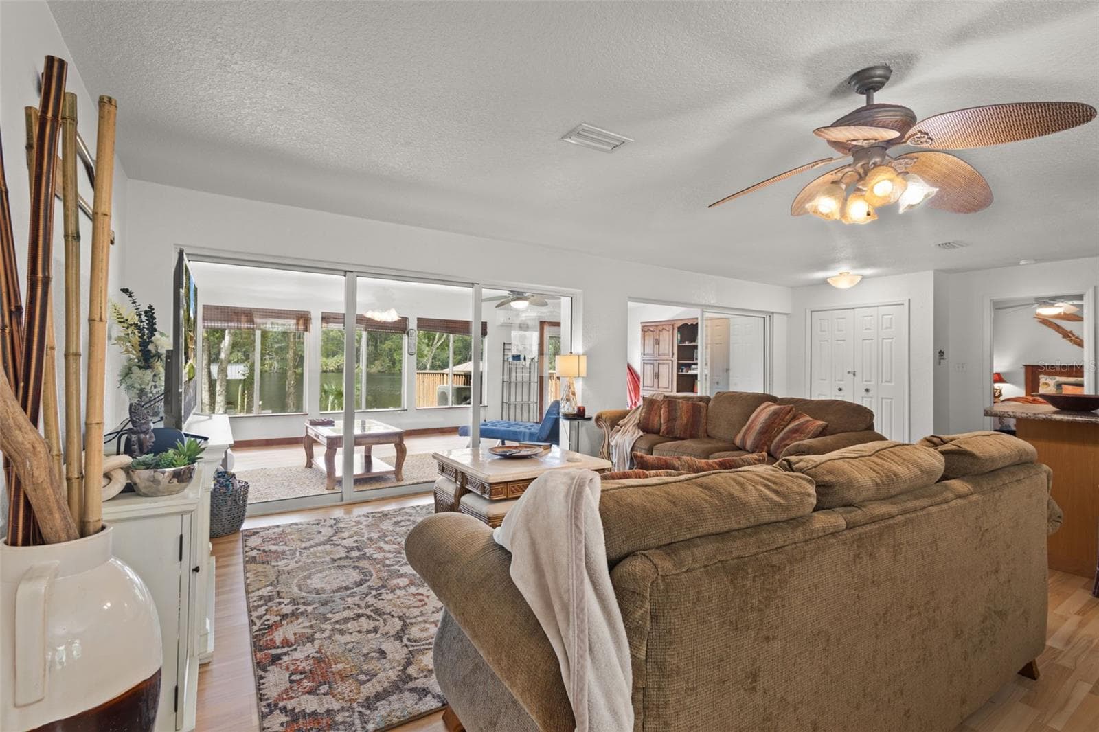 Living room - 15645 NW 46TH LN, CHIEFLAND