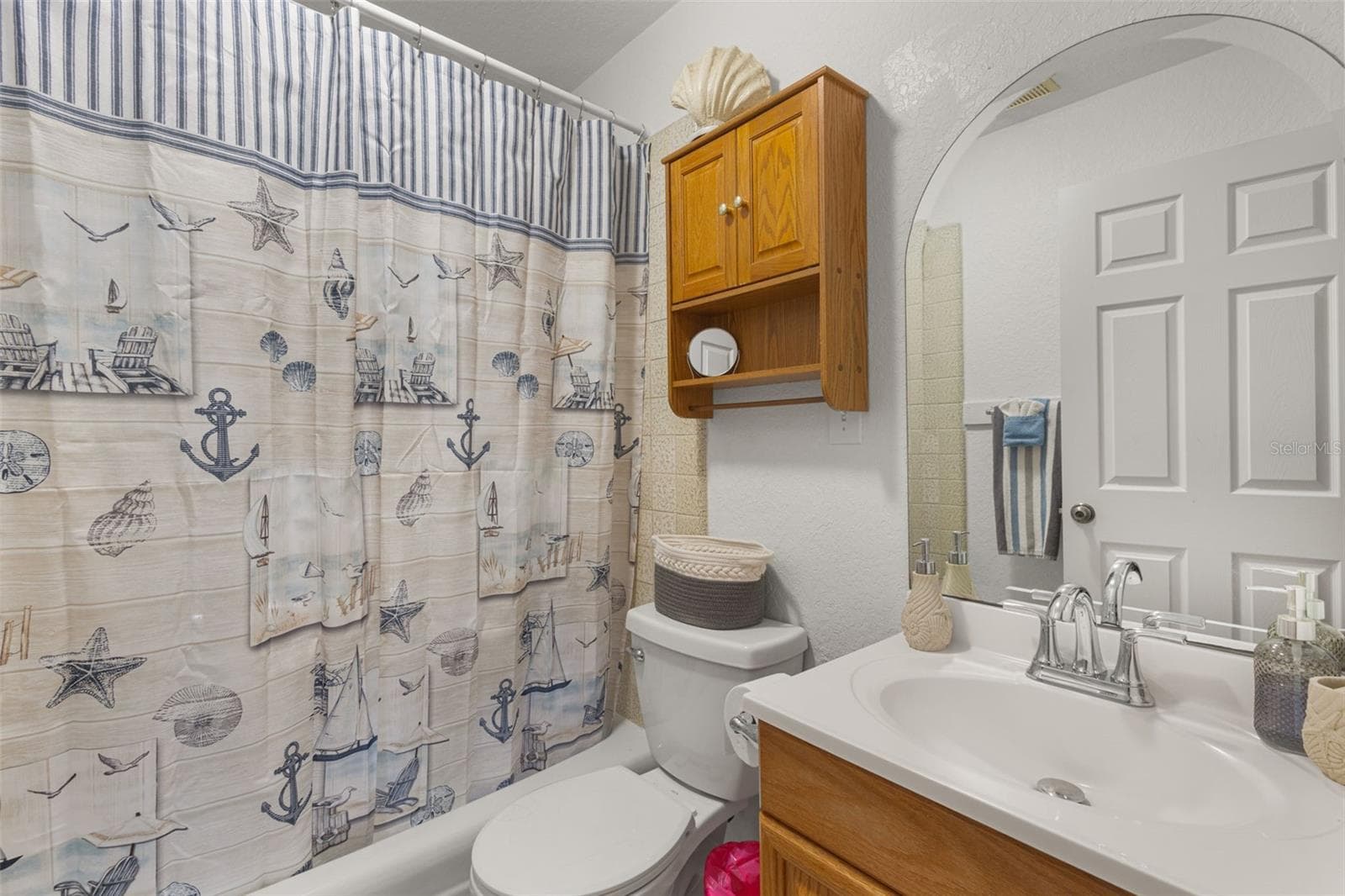 Guest bathroom - 15645 NW 46TH LN, CHIEFLAND