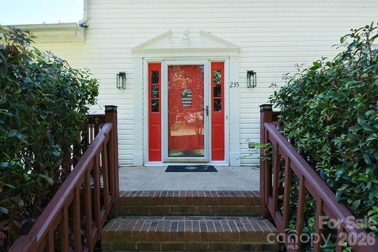 Single Family Residence at 235 Crystal Circle, Mooresville, photo 3 of 41
