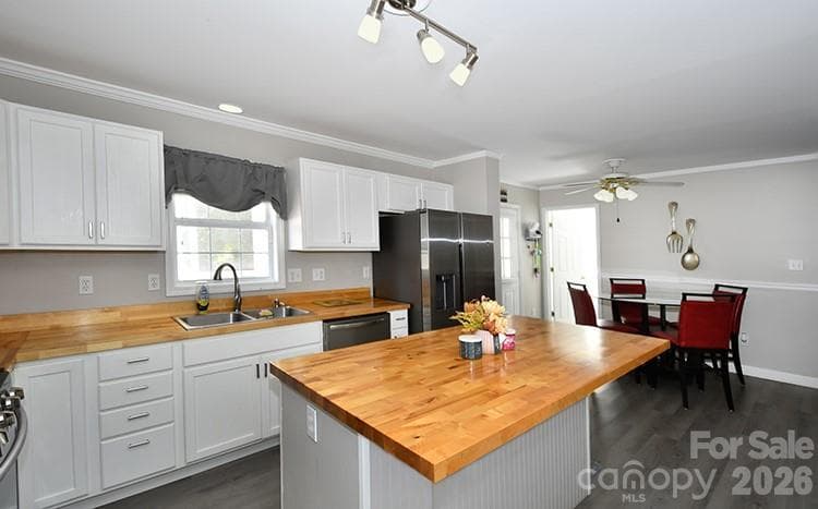 Single Family Residence at 235 Crystal Circle, Mooresville, photo 5 of 41