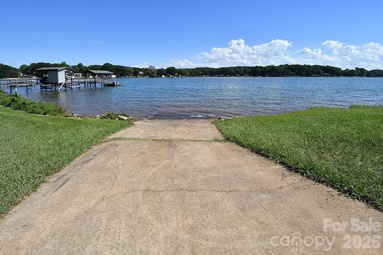 Single Family Residence at 235 Crystal Circle, Mooresville, photo 2 of 41
