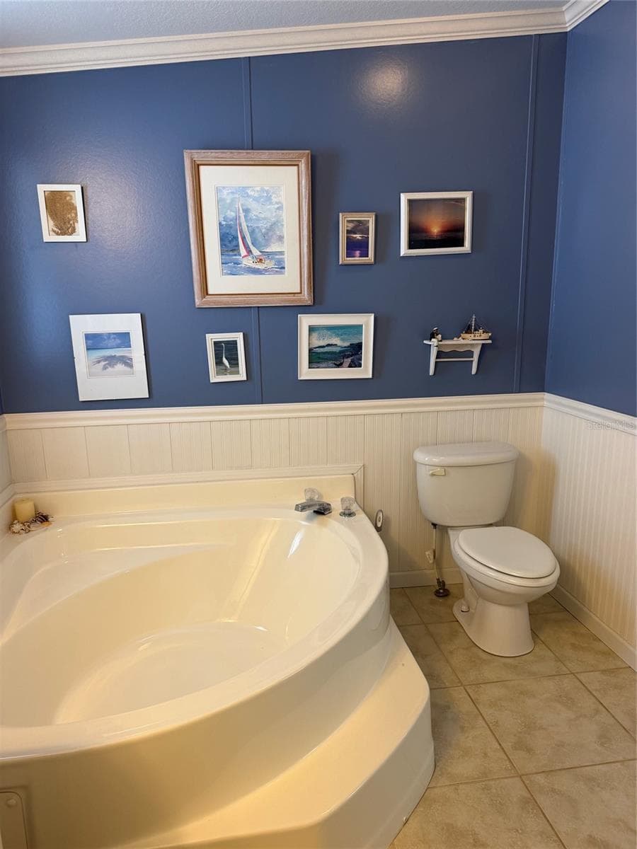 Large lounging tub! - 730 GLORIOSA RD, VENICE
