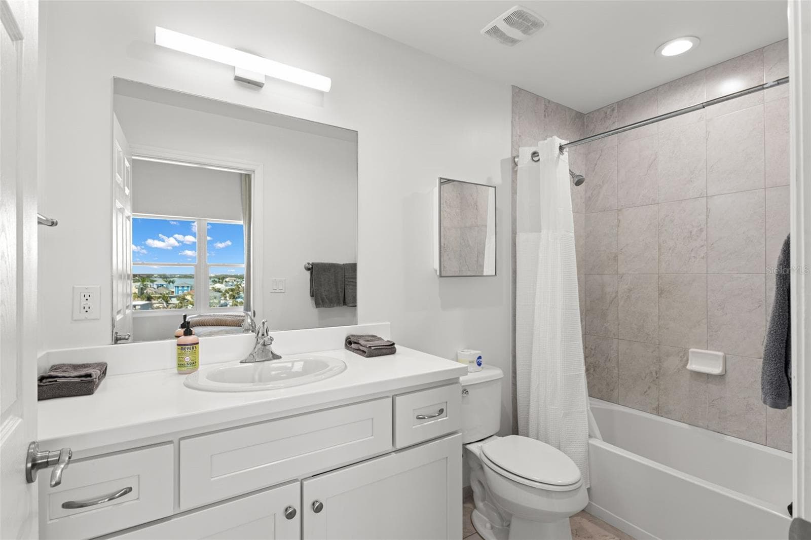 Condo - Hotel at 13101 GULF BLVD #1605, MADEIRA BEACH, photo 21 of 43