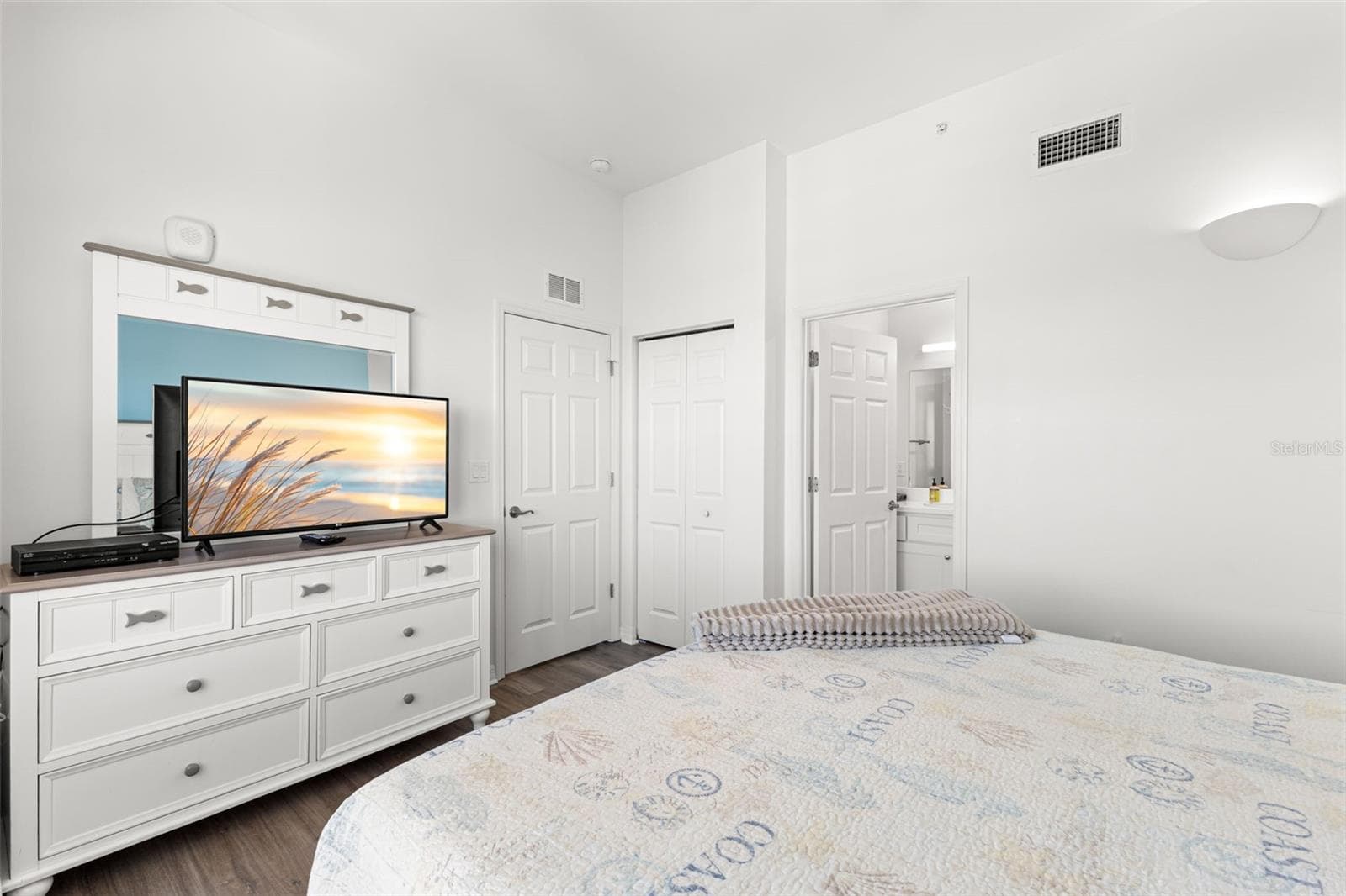 Condo - Hotel at 13101 GULF BLVD #1605, MADEIRA BEACH, photo 23 of 43