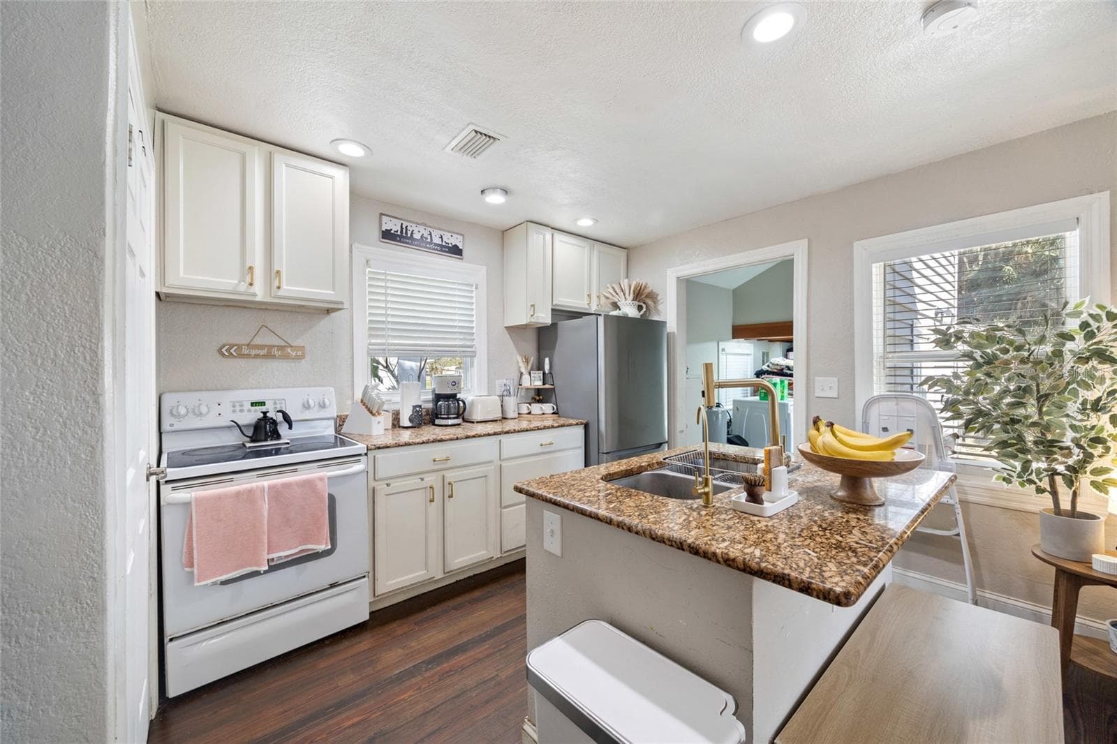 Open Concept Kitchen with Granite Countertops - 1202 SUMTER ST, LEESBURG