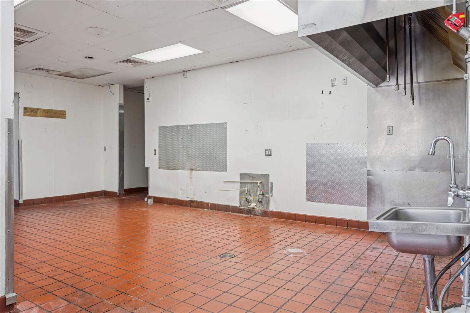 Restaurant at 6620 E DR MARTIN LUTHER KING JR BLVD, TAMPA, photo 14 of 23