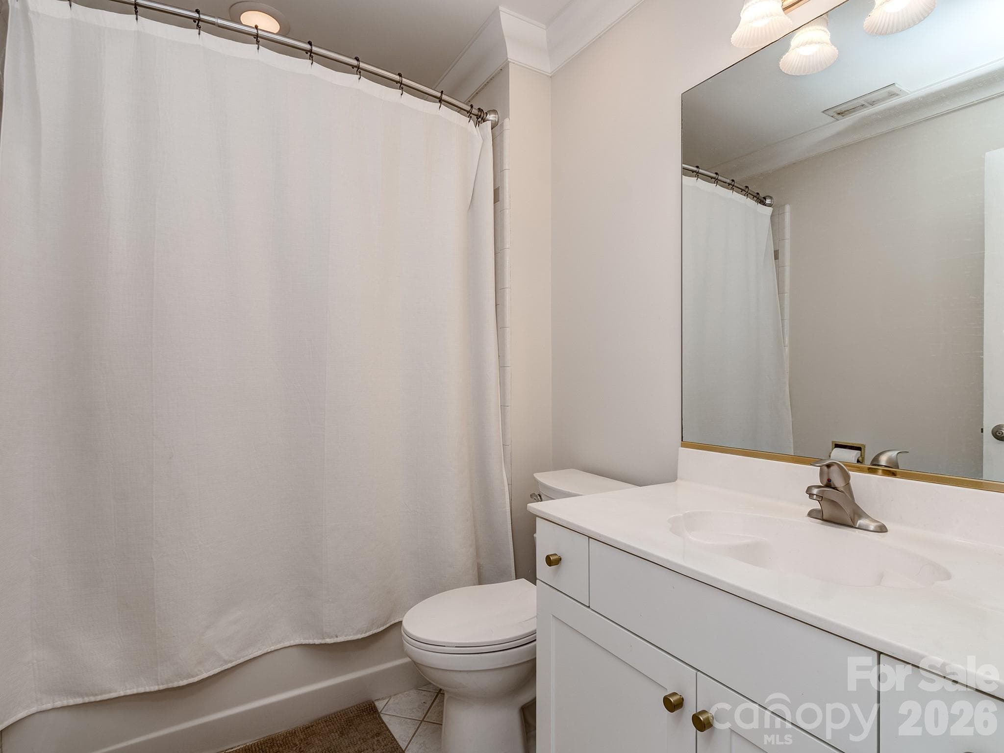 Second floor hall bath - 1733 White Pond Lane, Waxhaw