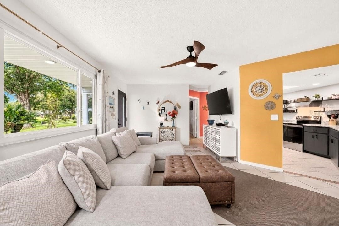 Enjoy your coffee on the cozy couch, or on the front porch-your choice-year round enjoyment - 9282 SW 109TH LN, OCALA