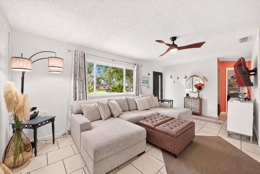 Plenty of space for your big comfy furniture - 9282 SW 109TH LN, OCALA