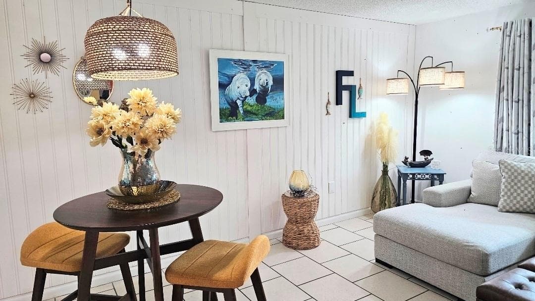 Dinig area for two to four. Easy floor plan for cozy or entertaining. Its all an option. - 9282 SW 109TH LN, OCALA