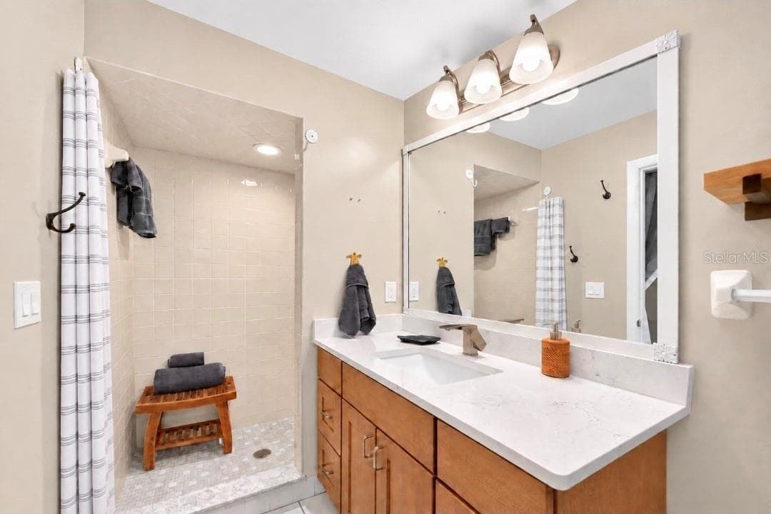 Ergo height vanity, modern faucet and QUARTZ - 9282 SW 109TH LN, OCALA