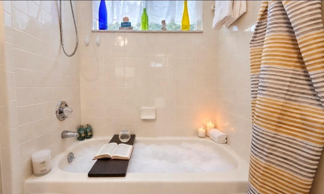 Its time to relax in your tub. Perfect for grandkids, fur baby or just soaking - 9282 SW 109TH LN, OCALA