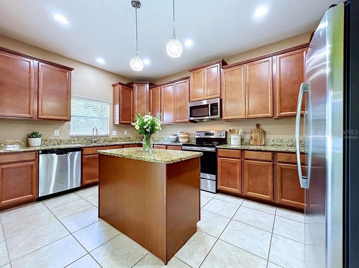 Virtually staged- - 18607 BRIAR OAKS DR, HUDSON
