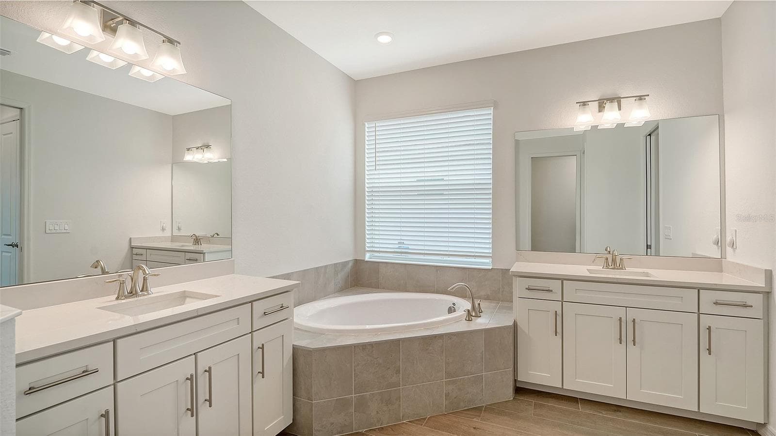 Single Family Residence at 19618 CONCH DR, LAKEWOOD RANCH, photo 23 of 44