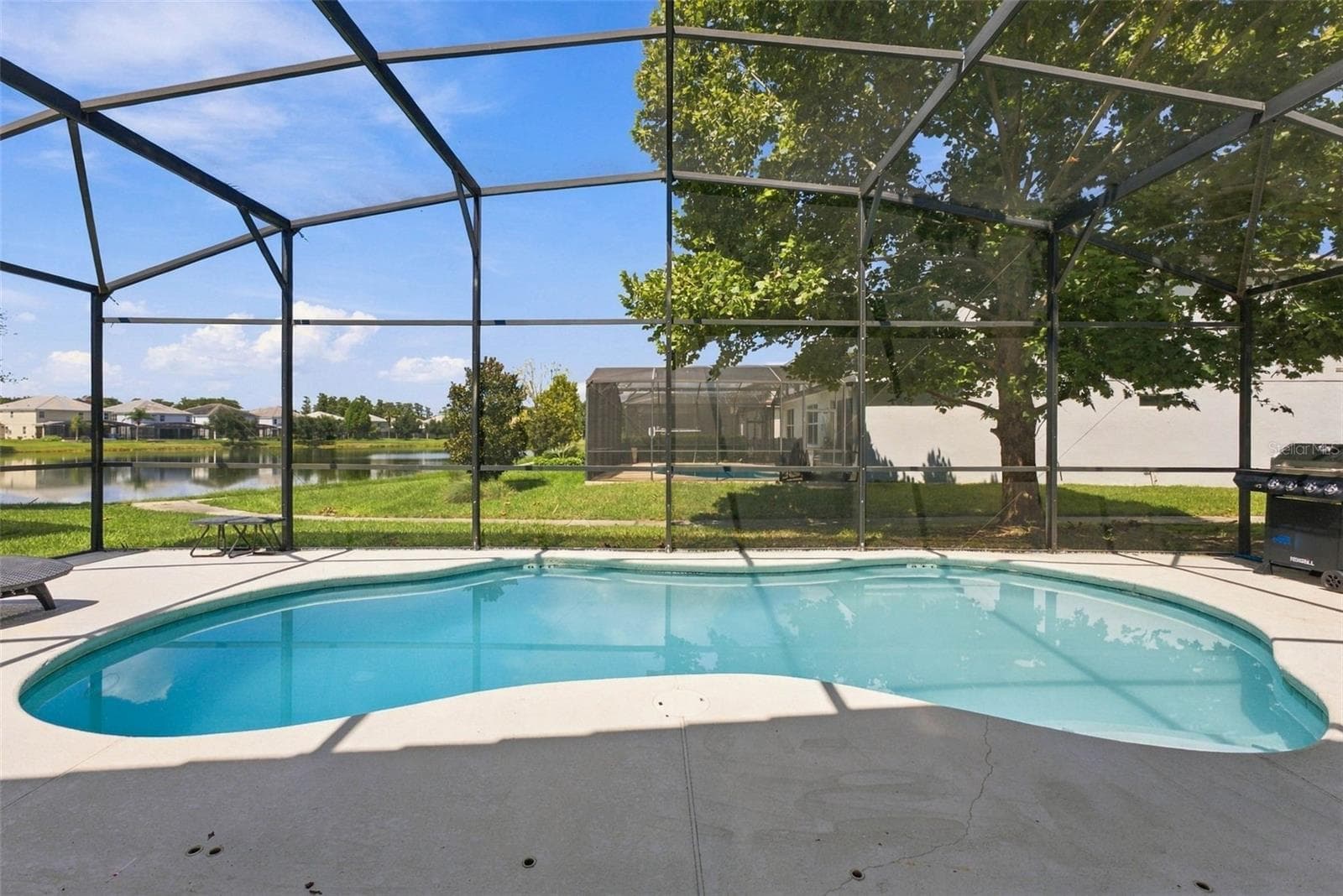 Screened-in sparkling pool overlooking the pond. - 337 MARCELLO BLVD, KISSIMMEE
