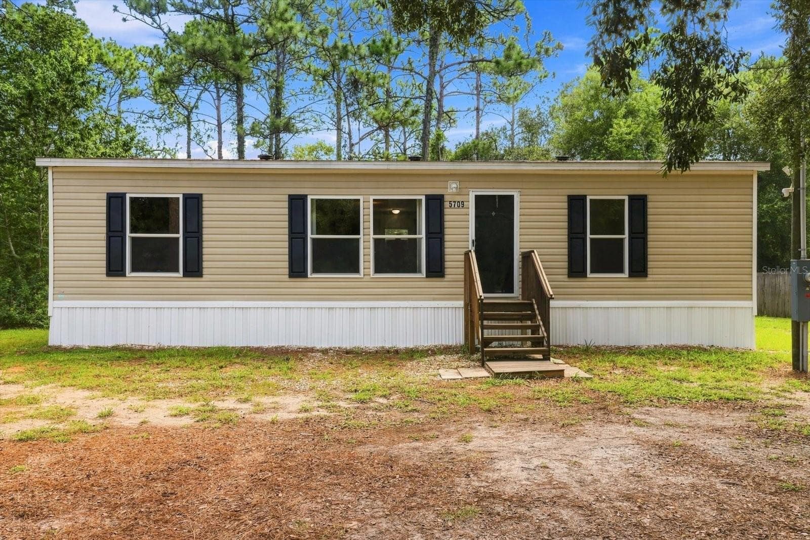 Manufactured Home at 5709 S LEOPARD PT, HOMOSASSA, photo 3 of 39