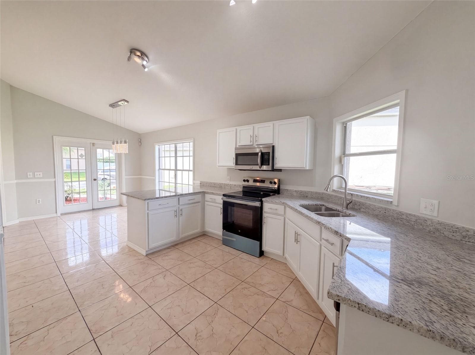 Single Family Residence at 225 SOUTHBRIDGE CIR, KISSIMMEE, photo 2 of 37