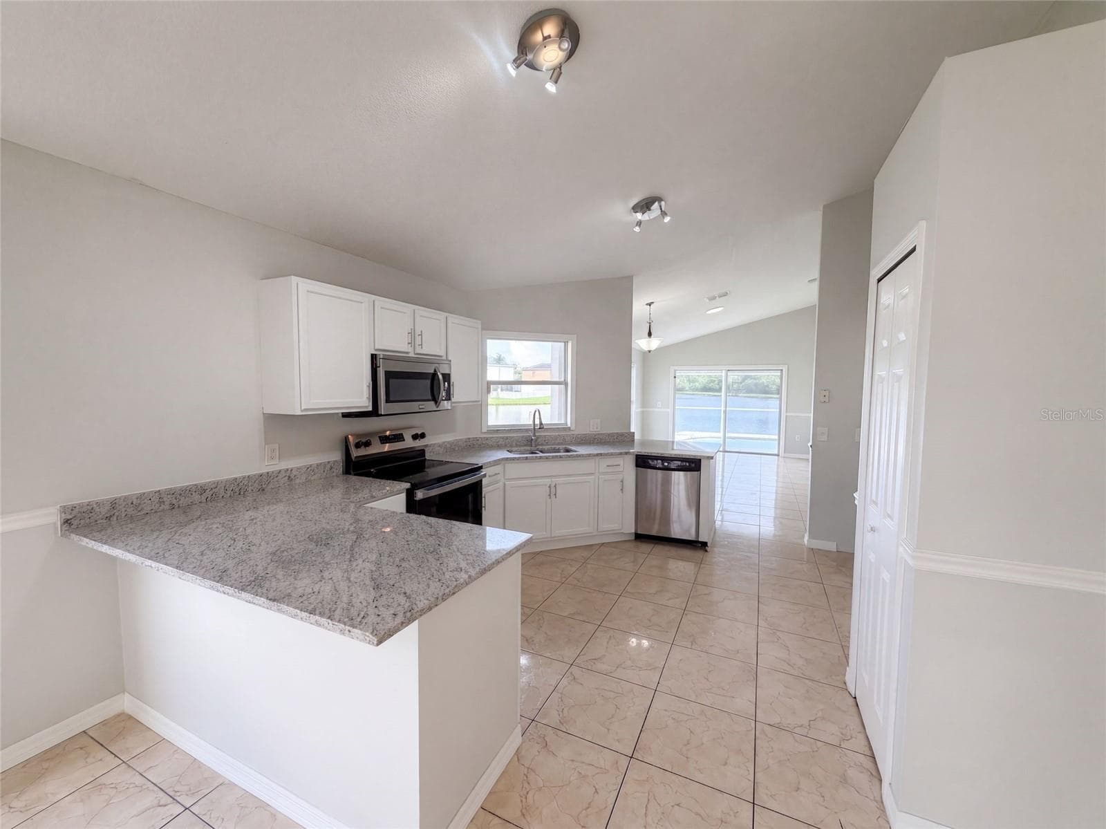 Single Family Residence at 225 SOUTHBRIDGE CIR, KISSIMMEE, photo 14 of 37