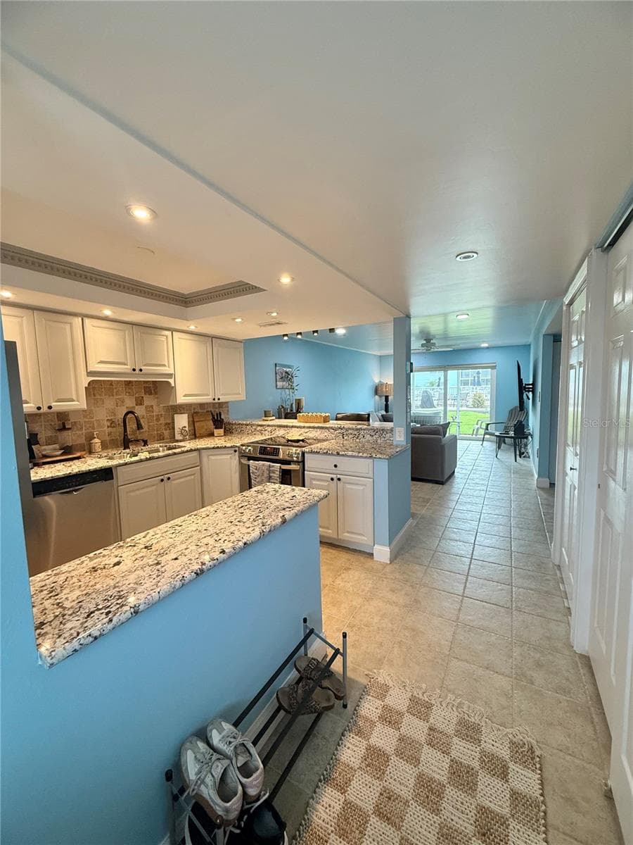 Foyer - 325 N CAUSEWAY #1070, NEW SMYRNA BEACH