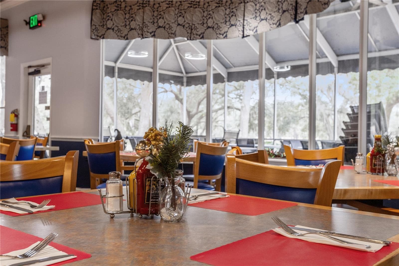 The Oaks on site restaraunt - 24242 E BELLE MEDE DR, LEESBURG