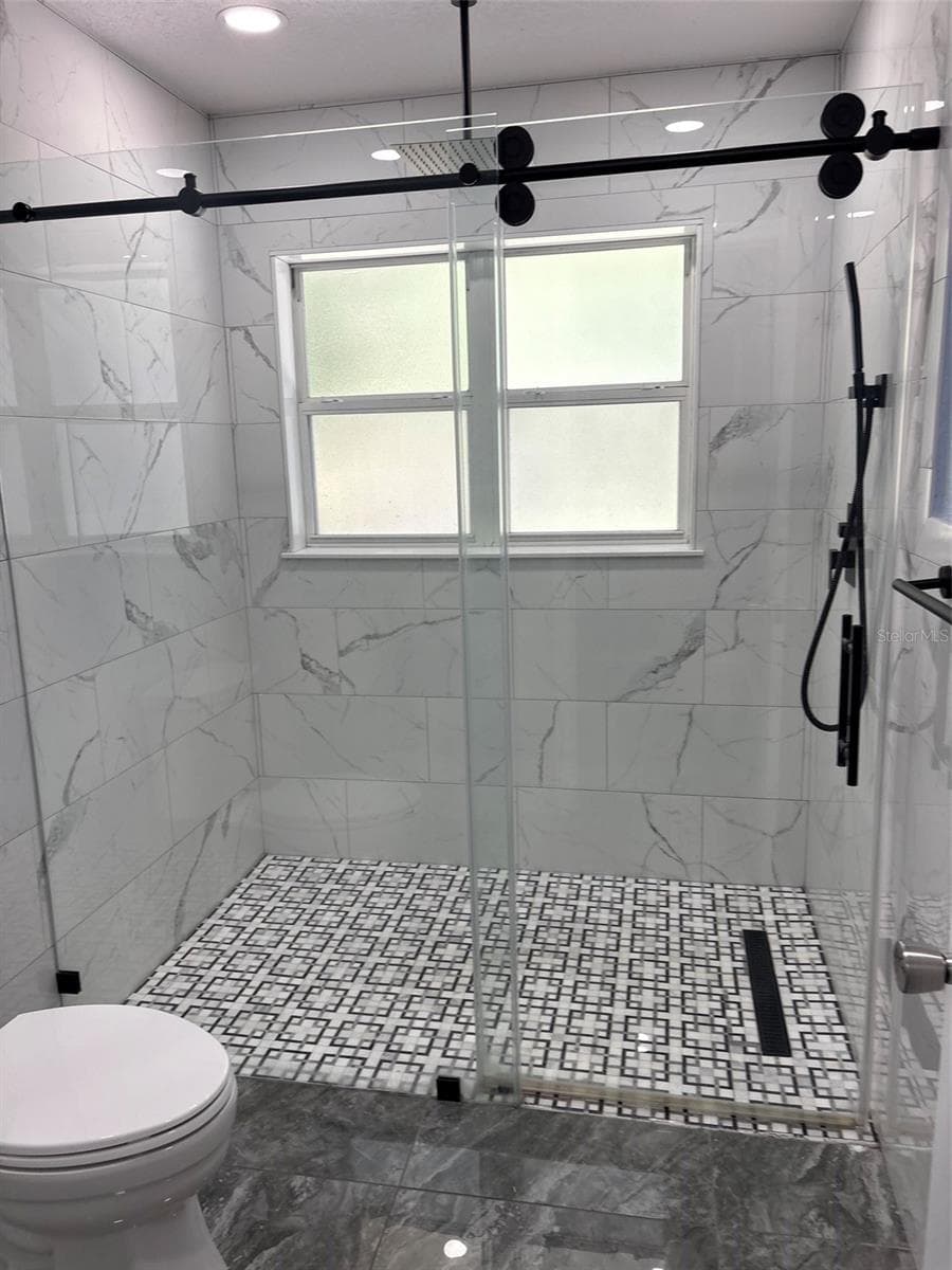 Primary Shower with rainhead - 19005 SW 98TH LOOP, DUNNELLON
