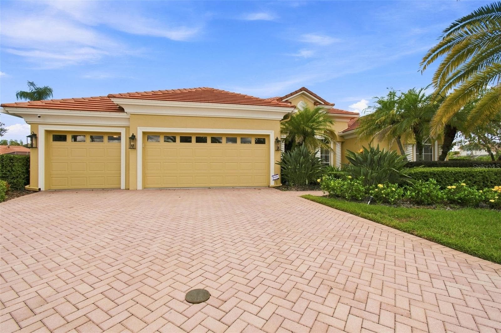 Single Family Residence at 10801 BARBADOS ISLE DR, TAMPA, photo 4 of 100