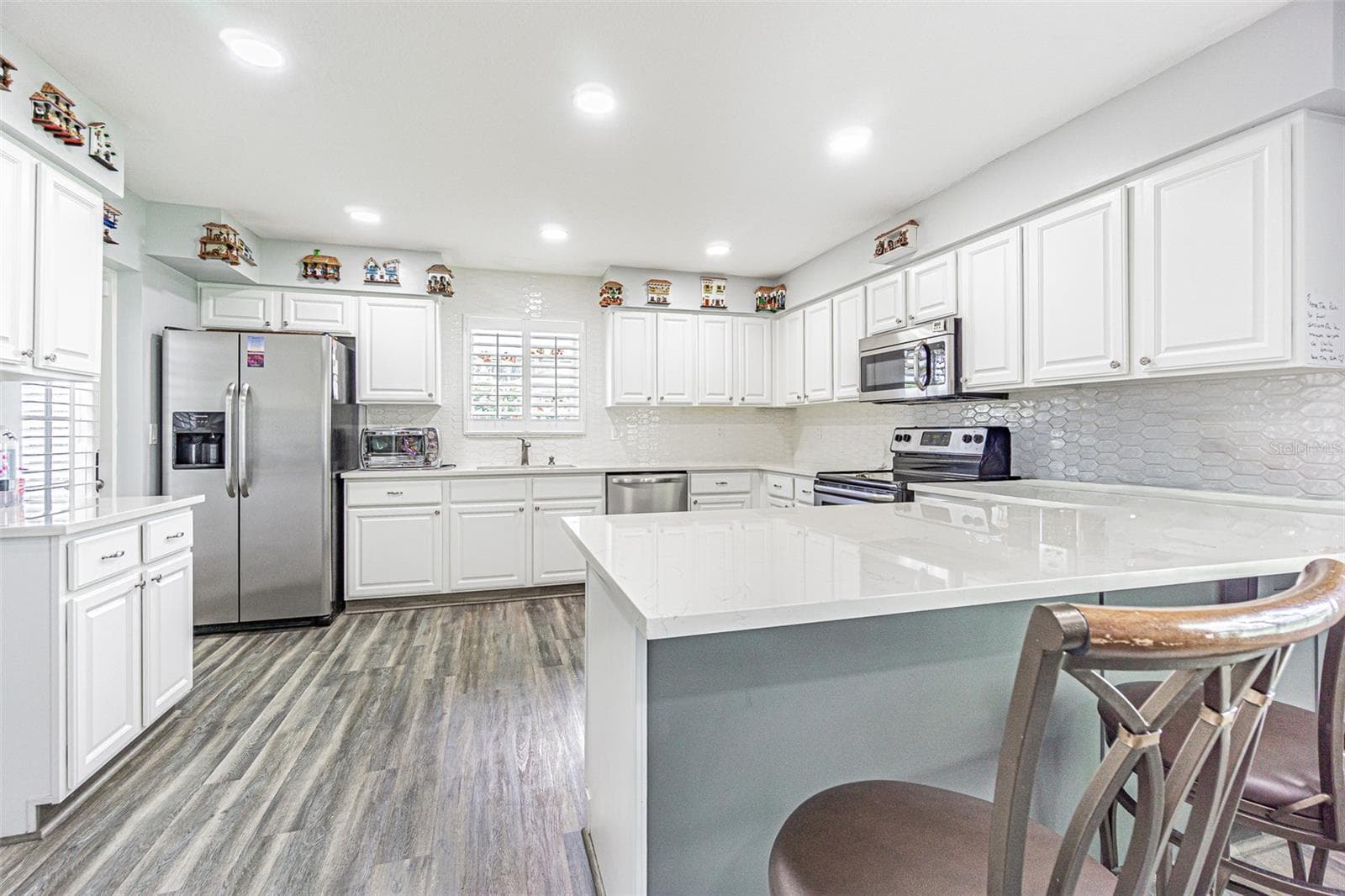New two tone Breakfast bar with quartz top - 29424 SCHINNECOCK HILLS LN, SAN ANTONIO
