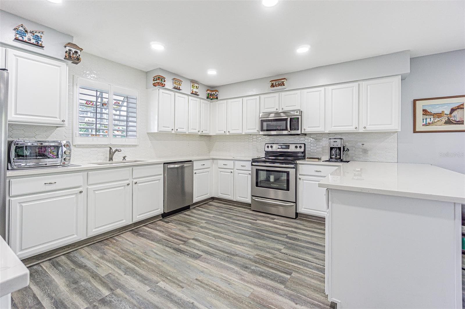 Renovated kitchen with quartz counters, new breakfast bar, subway tile backsplash! - 29424 SCHINNECOCK HILLS LN, SAN ANTONIO