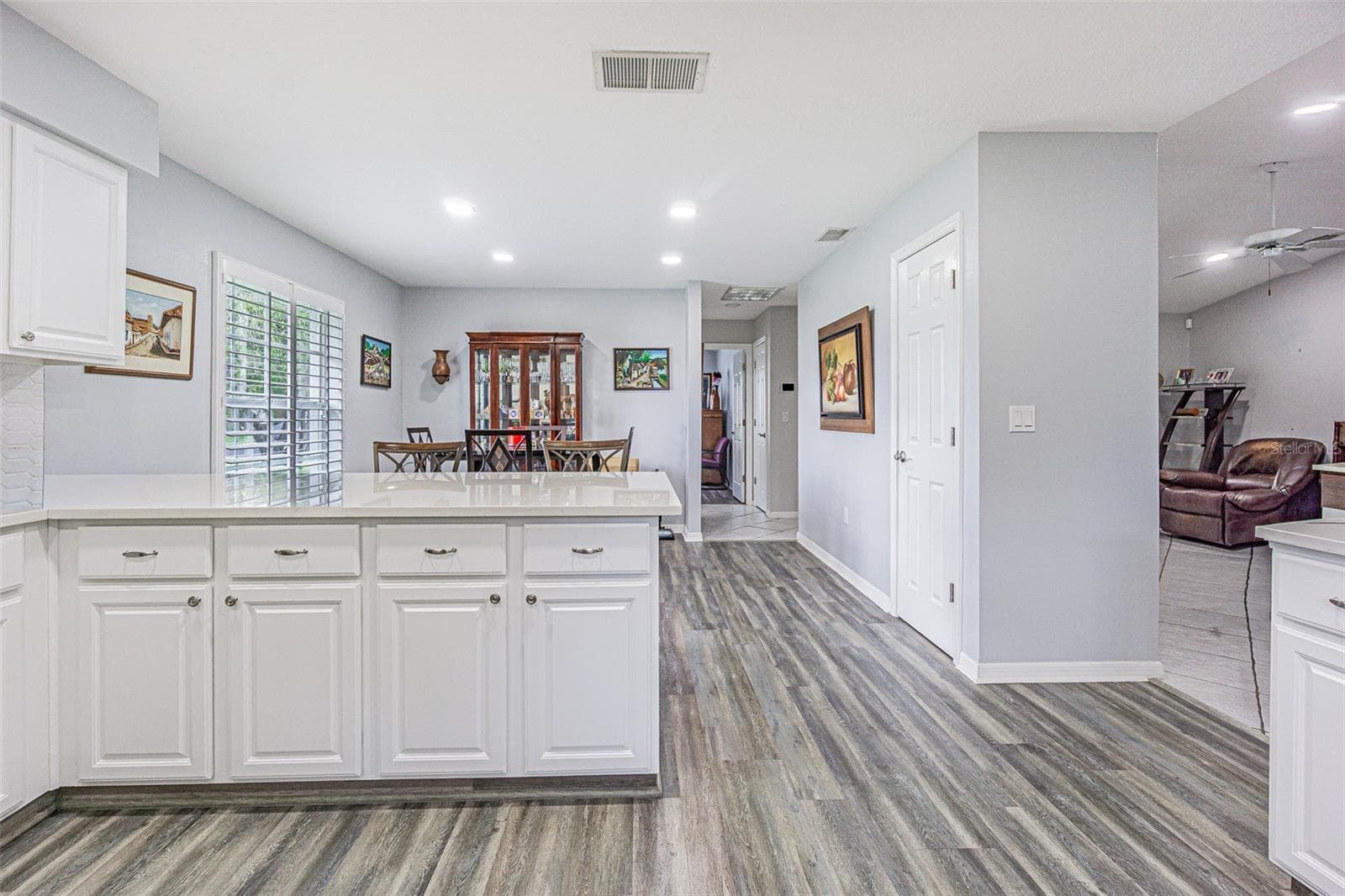 Kitchen is OPEN to dining area for easy entertaining! - 29424 SCHINNECOCK HILLS LN, SAN ANTONIO