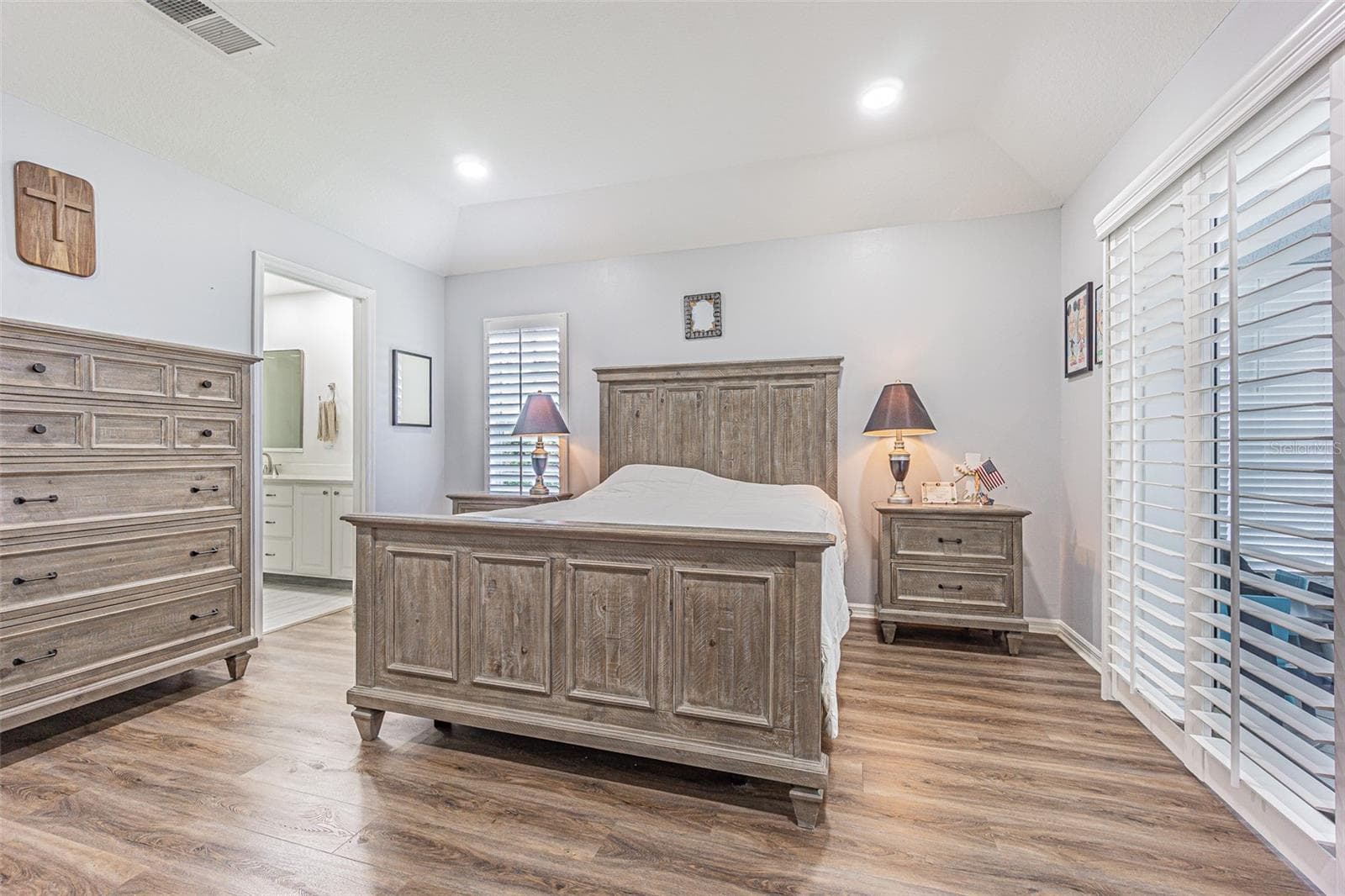 Owners retreat is spacious with walk in closet and bath ensuite - 29424 SCHINNECOCK HILLS LN, SAN ANTONIO