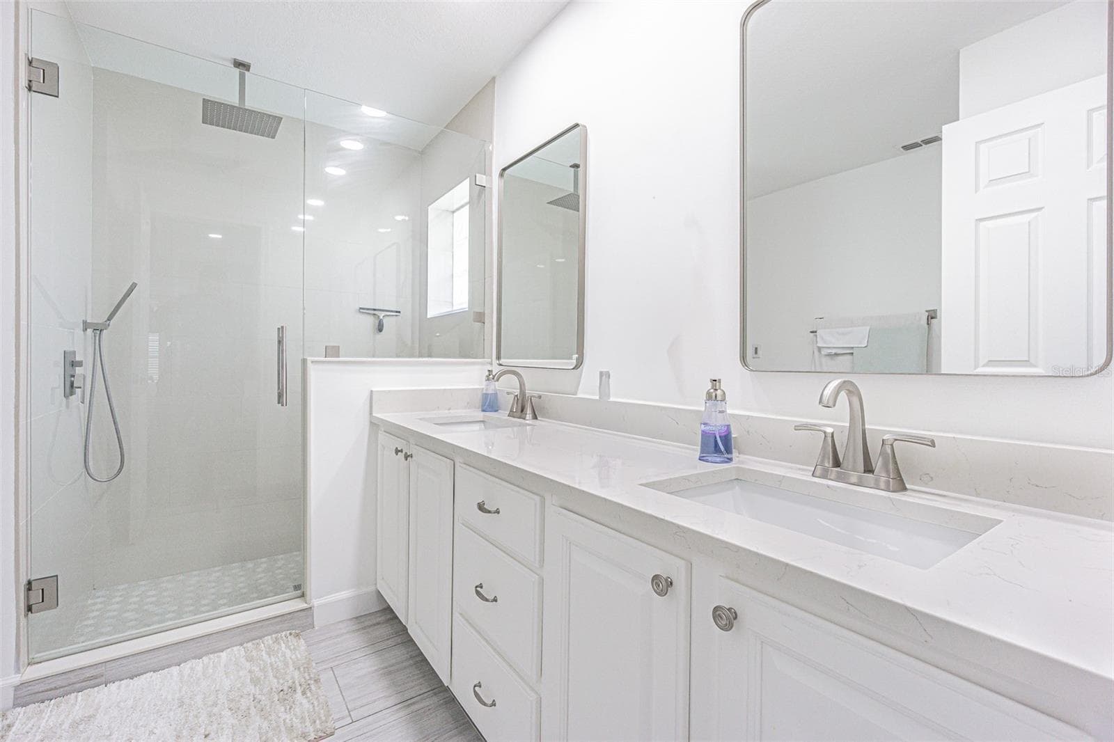 Luxurious, removated bath ensuite! all new shower with rainshower and frameless door, vanities, undermount sinks, new faucets, mirrors, tile floors! - 29424 SCHINNECOCK HILLS LN, SAN ANTONIO