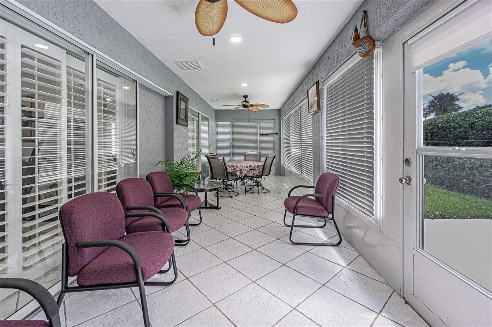 Enclosed lanai with access to back patio - 29424 SCHINNECOCK HILLS LN, SAN ANTONIO