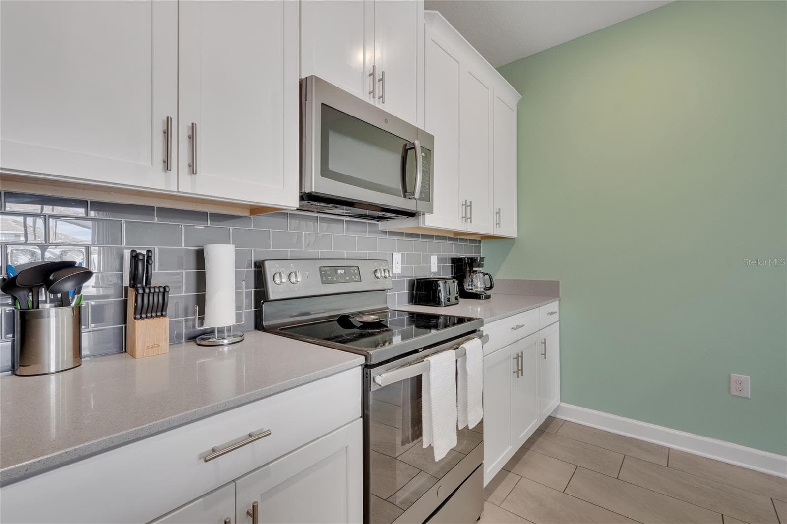 Kitchen - 1557 SANDBAGGER DR, DAVENPORT
