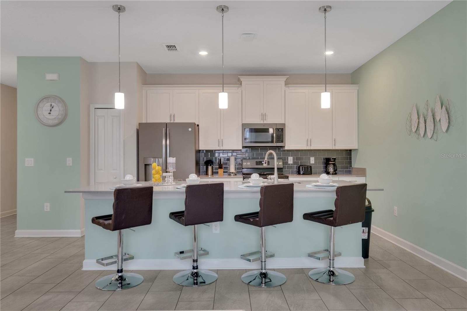 Kitchen bar - 1557 SANDBAGGER DR, DAVENPORT