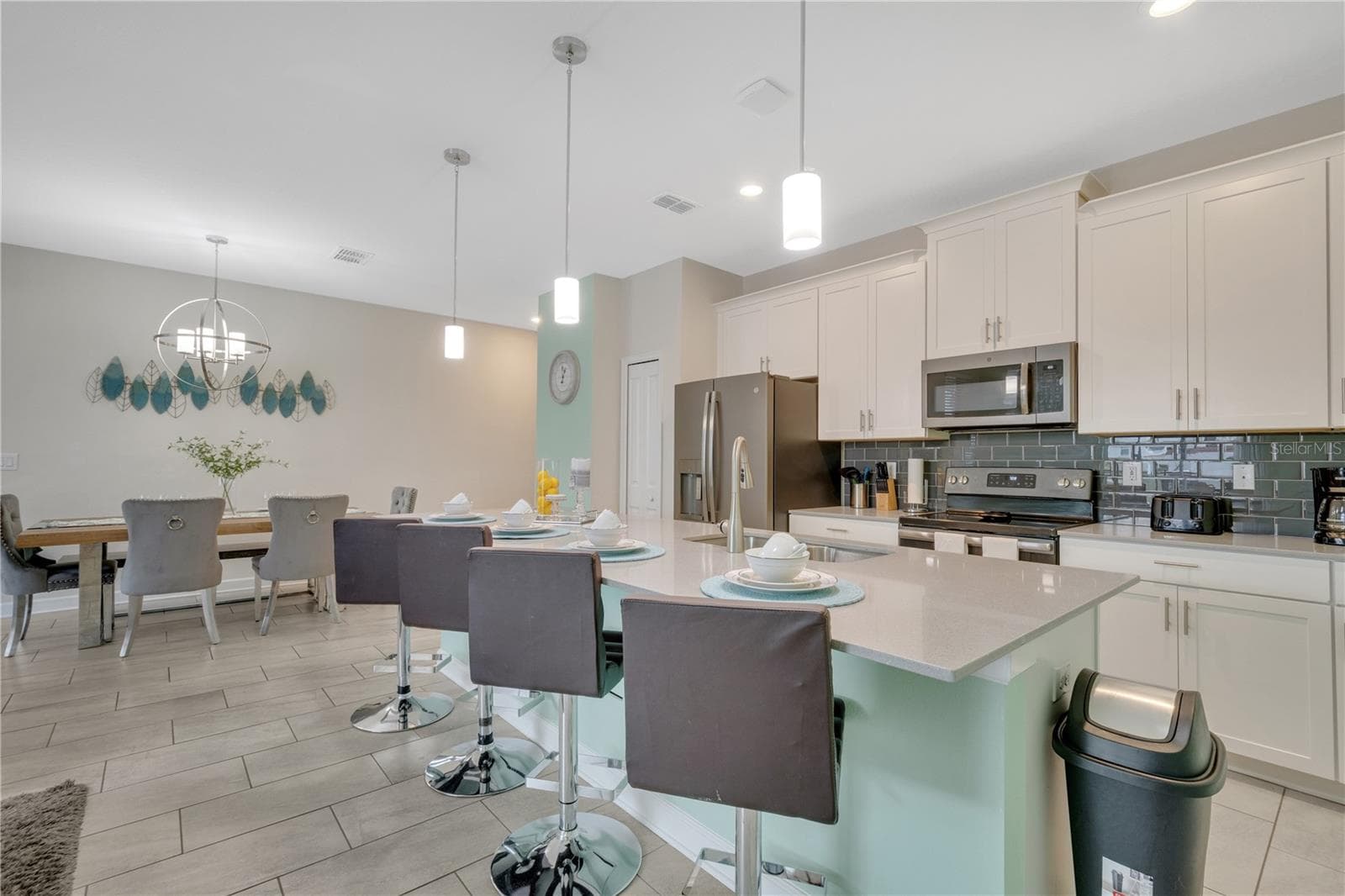Kitchen bar - 1557 SANDBAGGER DR, DAVENPORT