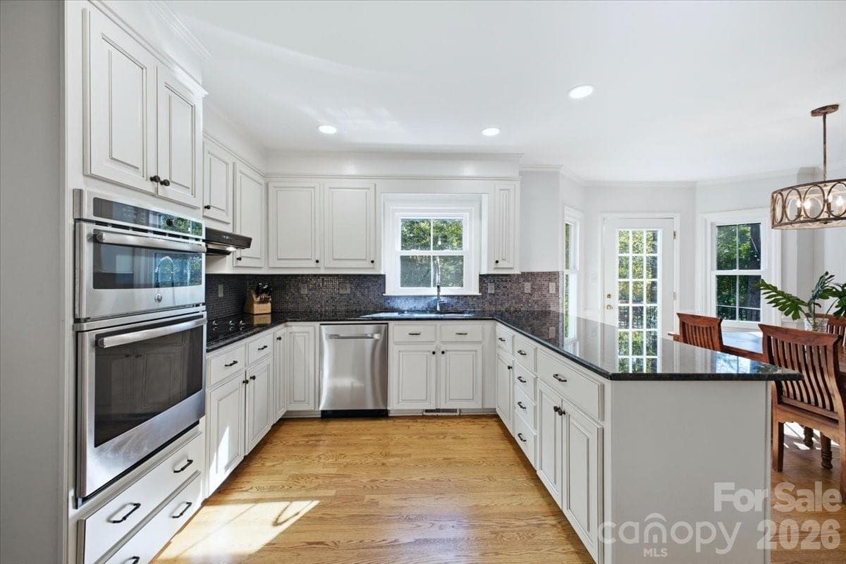 Single Family Residence at 10141 Hanover Glen Road, Charlotte, photo 2 of 31